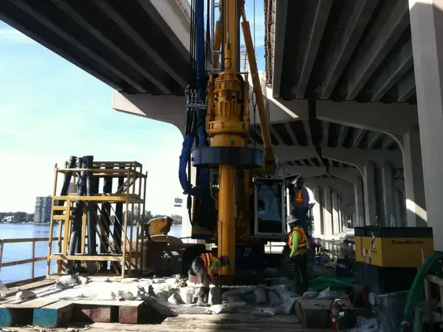 Caminhão perfuratriz: Caminhão perfuratriz para obras de infraestrutura — imagem do site principal